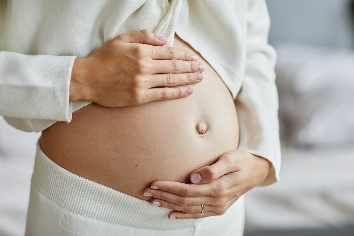 Schwangere hält sich Babybauch