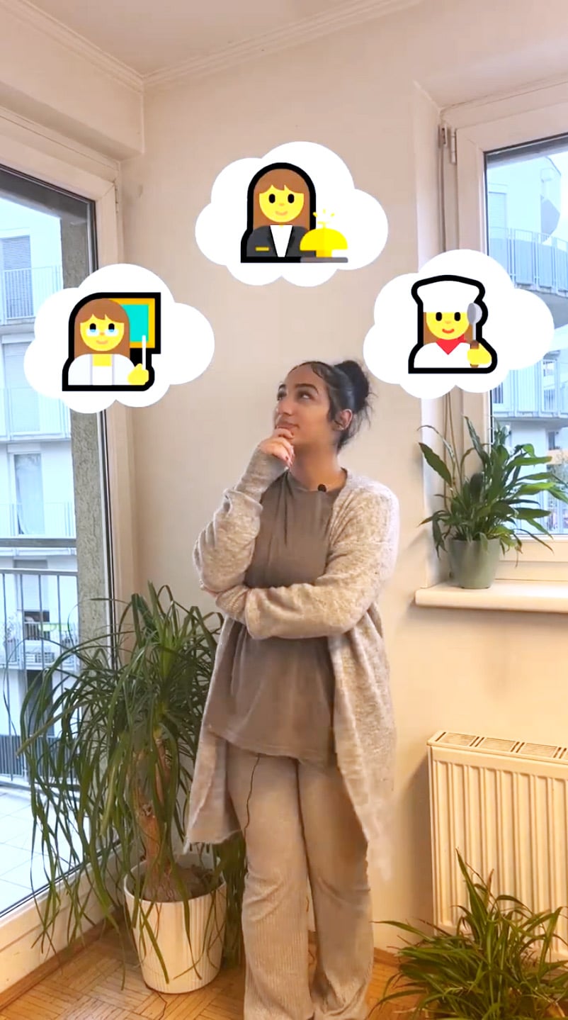 Jugendliche sieht drei Emojis über ihrem Kopf schweben