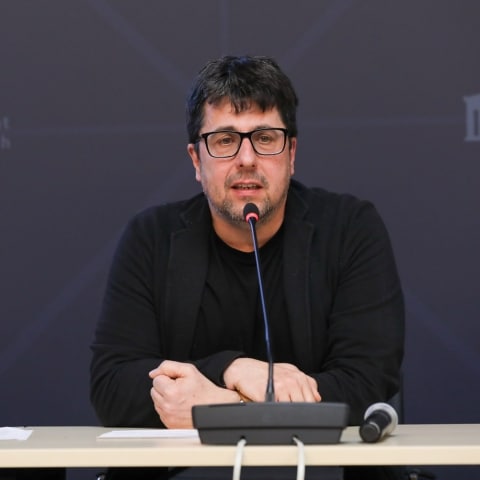 Mann mit Brille spricht in Mikrofon, Kurt Feldhofer bei der Zero Waste Conference