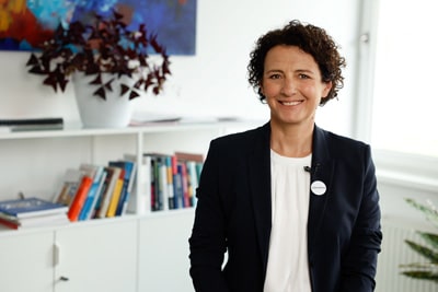LebensGroß Geschäftsführerin Susanne Maurer-Aldrian in ihrem Büro
