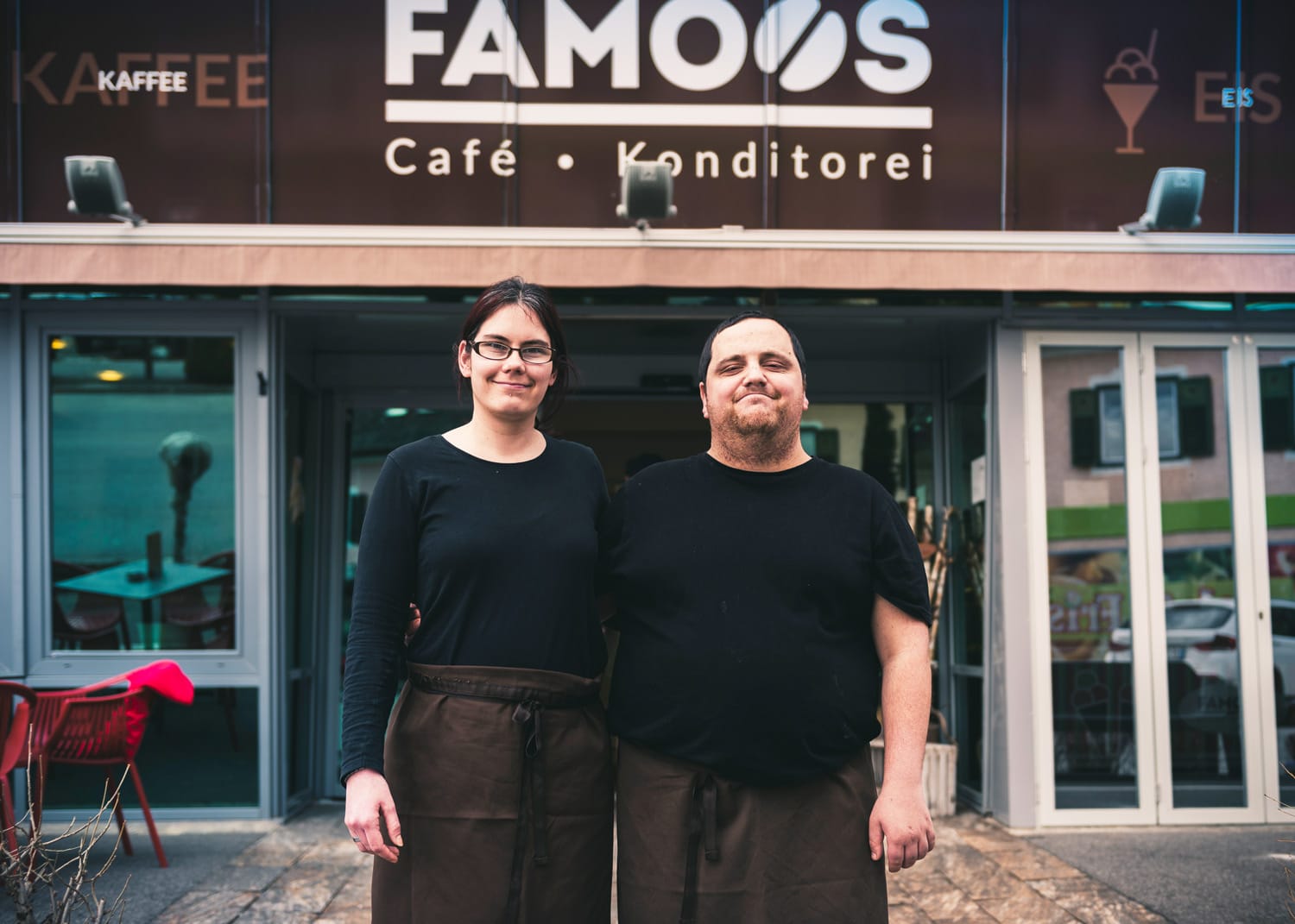 Eine Frau und ein Mann mit Downsyndrom vor dem inklusiven Lokal Famoos in Mooskirchen