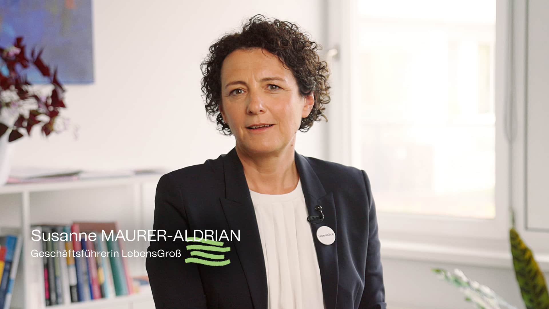Susanne Maurer-Aldrian, Geschäftsführerin von LebensGroß erklärt in Video, warum es zur Firmenumbenennung kam.