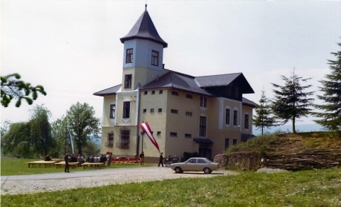 Das Bild zeigt ein Foto aus den 70er Jahren von einer Villa in Söding