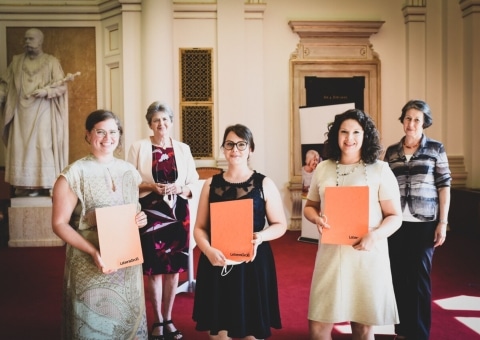 drei Studentinnen halten Urkunde vom Forschungspreis Inklusion in Händen, dahinter stehen zwei weitere Damen
