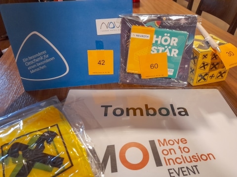 Tombola Schild mit ein paar verpackten Tombola-Preisen rund herum